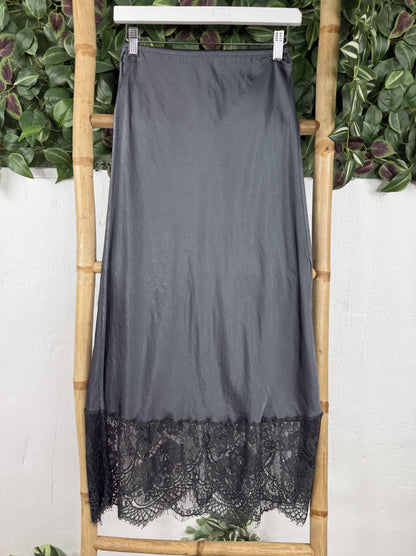FALDA SATINADA ENCAJE