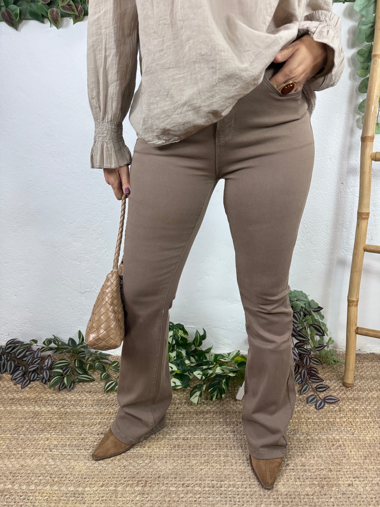 PANTALÓN FLARE TIRO ALTO