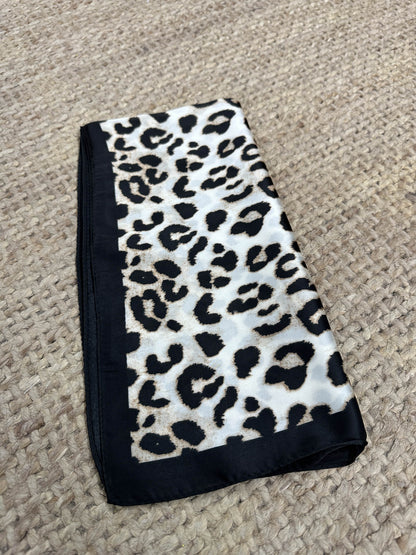 PAÑUELO CUADRADO LEOPARDO