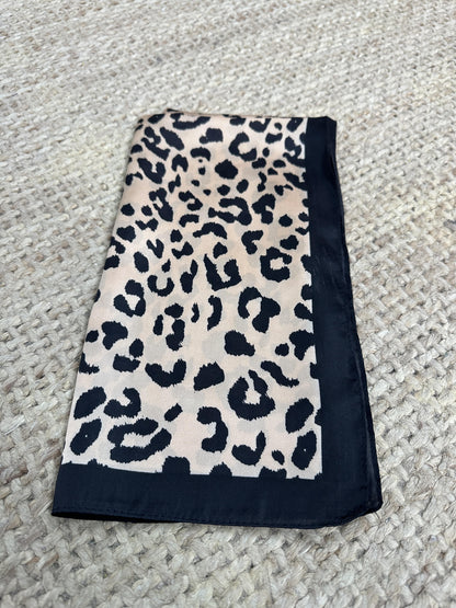 PAÑUELO CUADRADO LEOPARDO