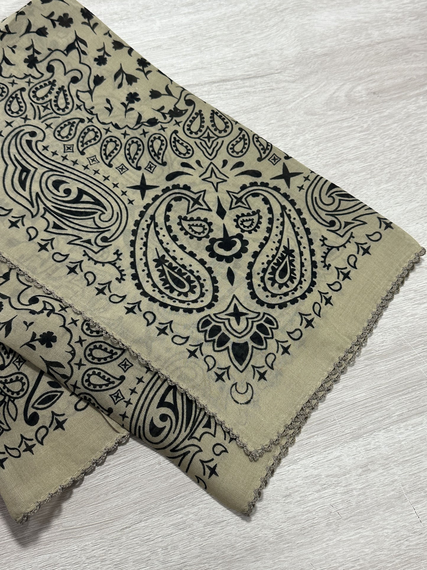 PAÑUELO CUADRADO PUNTILLA