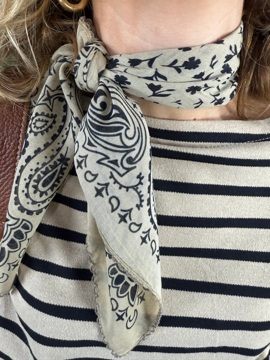 PAÑUELO CUADRADO PUNTILLA