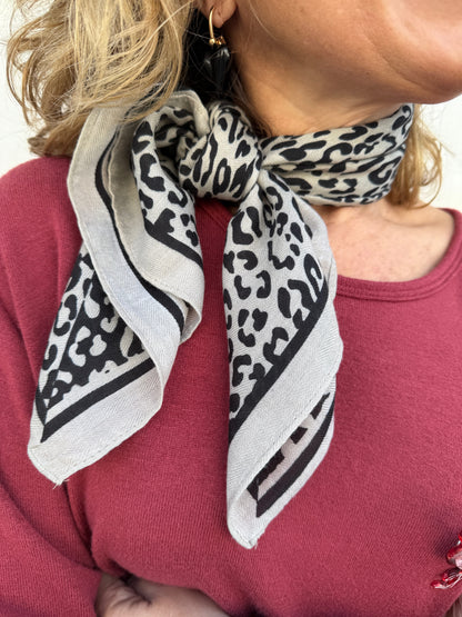 PAÑUELO CUADRADO ESTAMPADO