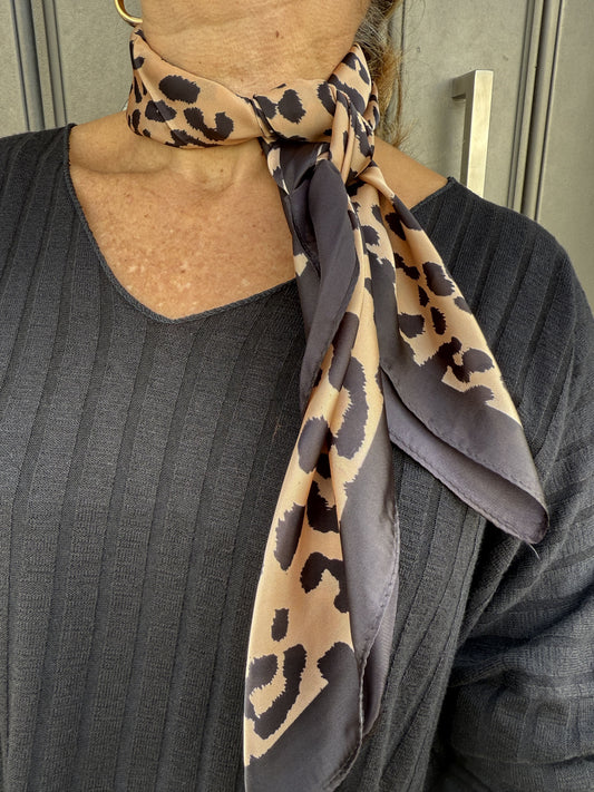 PAÑUELO CUADRADO LEOPARDO
