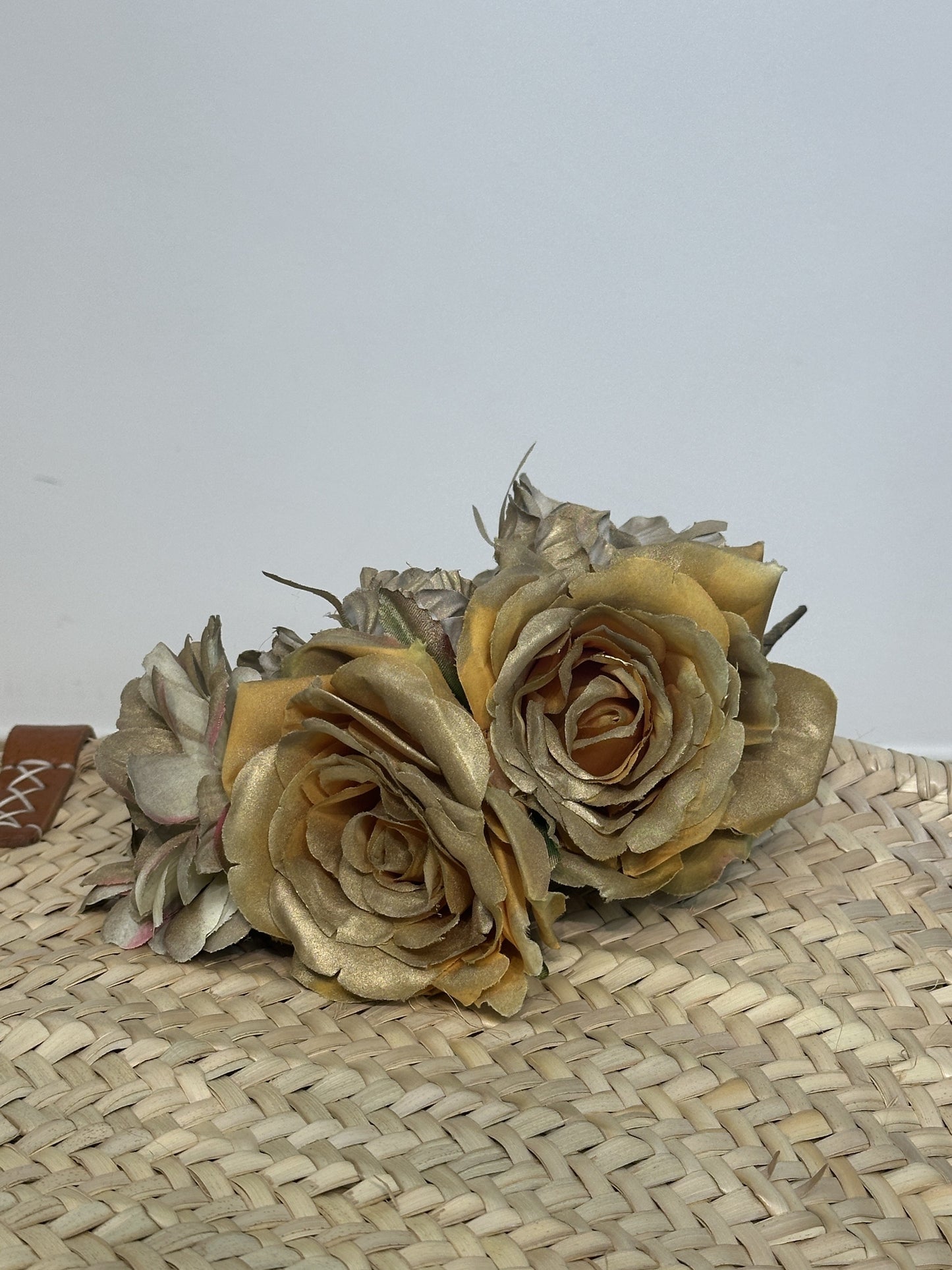 RAMILLETE ROSAS DORADAS