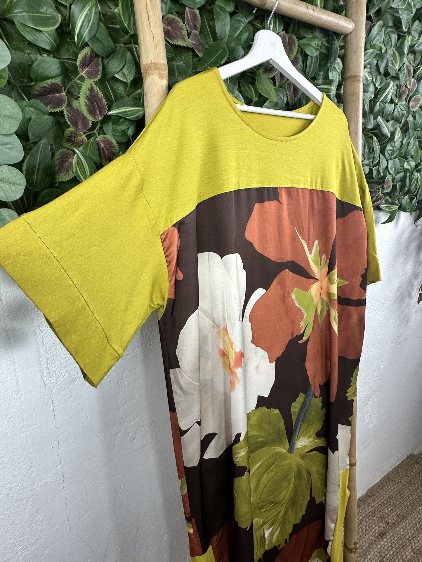 VESTIDO CURVY SATINADO FLOR