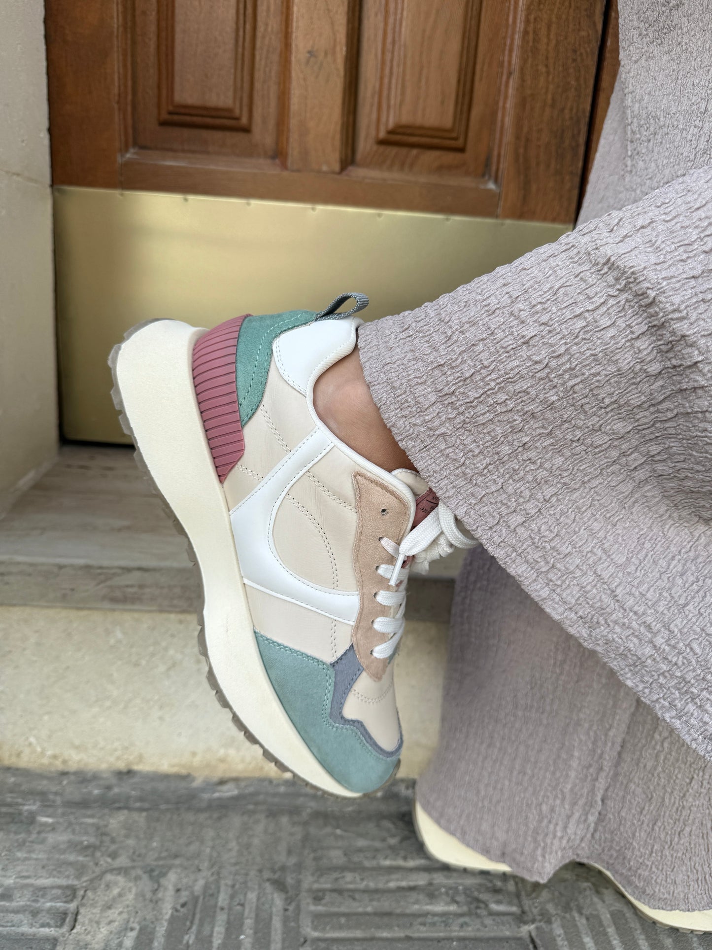 ZAPATILLA DEPORTIVA TALÓN ENGOMADO