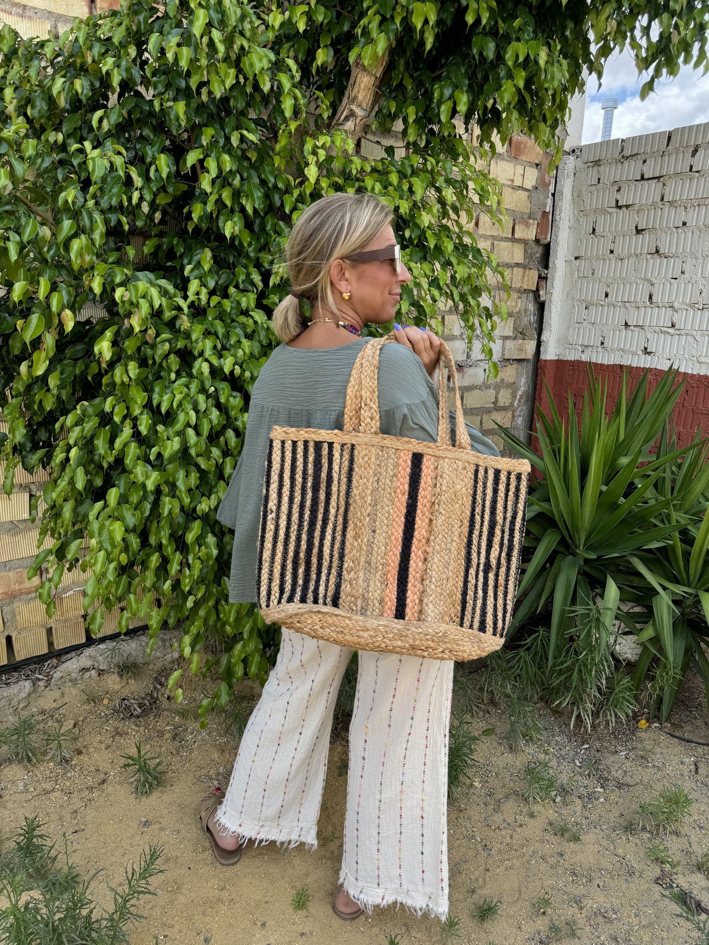 CESTA ESPARTO RAYA SALMÓN Y NEGRO