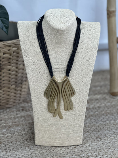 COLLAR COLA RATÓN PÉTALOS