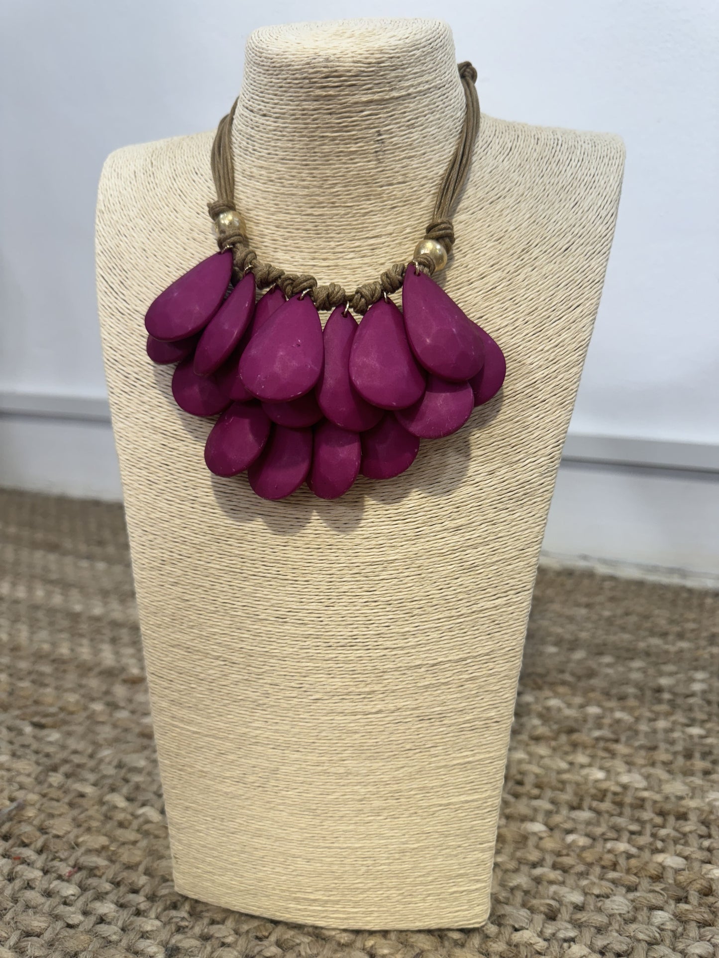 WOODEN PETAL NECKLACE