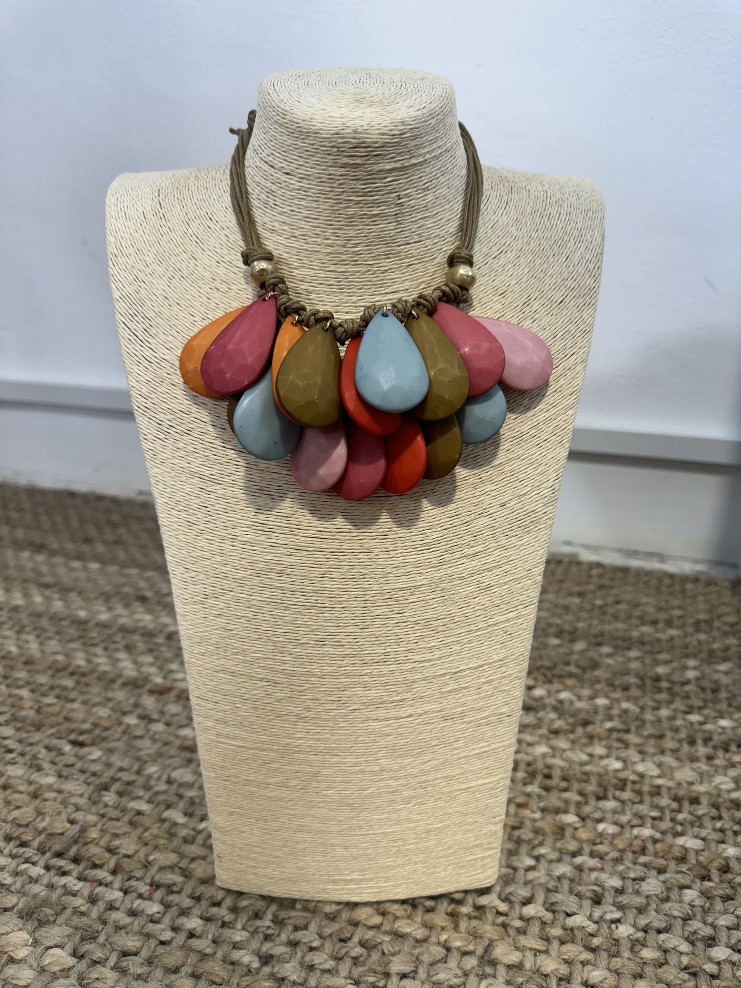 WOODEN PETAL NECKLACE